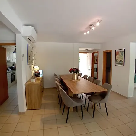 10 People, 150 M From The Sea, Pool And Garden Villa